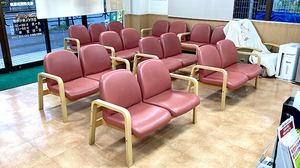 セイムス福生病院前薬局の待合スペース