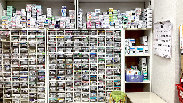 セイムス福生病院前薬局の薬棚