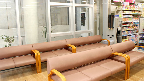 ドラッグセイムス笹塚十号通薬局の待合スペース