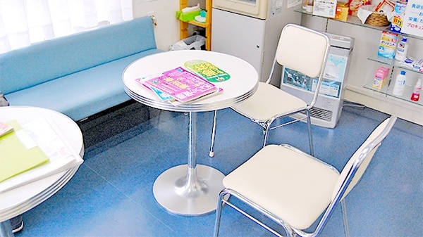 しろくま薬局　箱崎宮前店の待合スペース