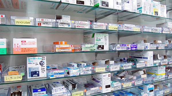 しろくま薬局　甘木店の薬棚