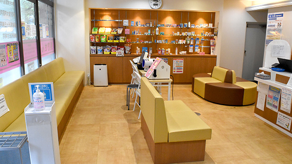 フラワー薬局中村橋千川通り店の待合スペース