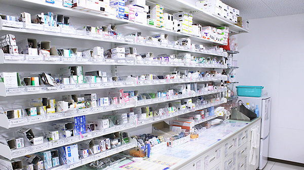 セキ薬局　新白岡店の薬棚