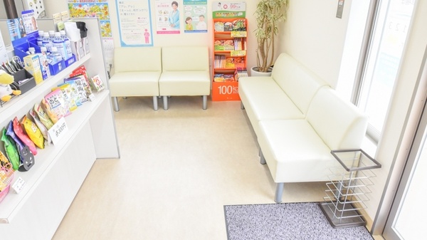 あい薬局　長岡京店の待合スペース