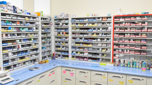 あい薬局　長岡京店の薬棚