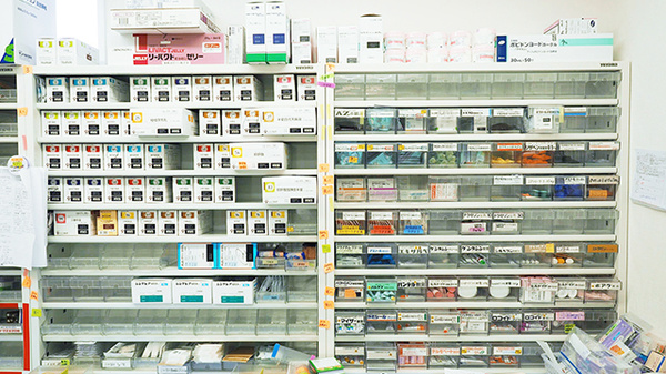 つくし薬局　一戸店の薬棚