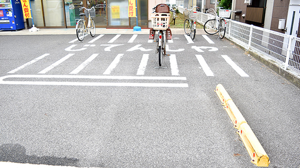 ドラッグセイムス　本郷町薬局の駐車場