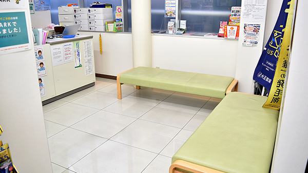 ドラッグセイムス　浦和駅東口薬局の待合スペース