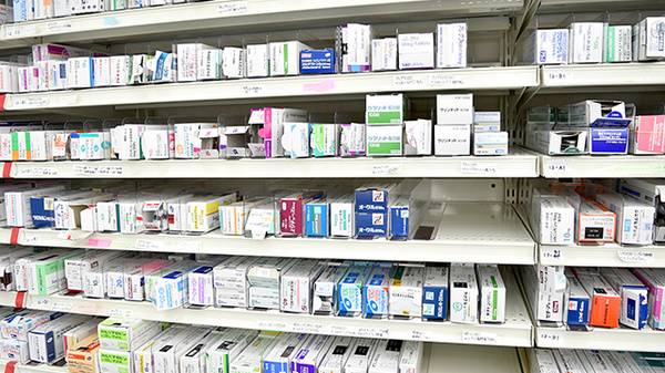 ドラッグセイムス　浦和駅東口薬局の薬棚