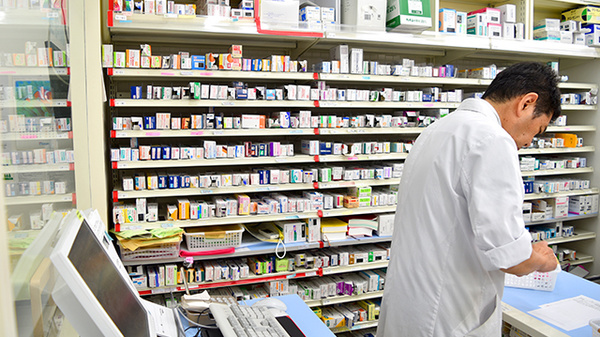 ドラッグセイムス　浦和駅東口薬局の作業風景