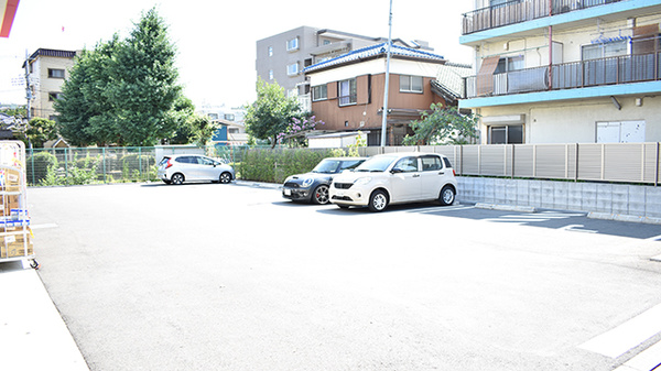 ドラッグセイムス　子安町薬局の駐車場