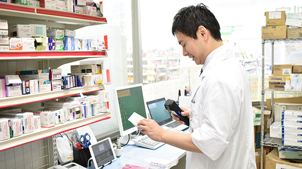 ドラッグセイムス　子安町薬局の作業風景