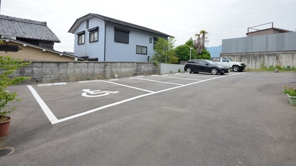 ならの木薬局　大原野店の駐車場