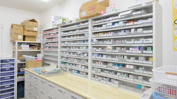 ならの木薬局　大原野店の薬棚
