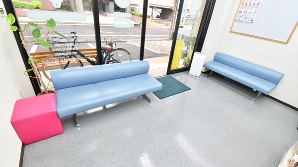金太郎薬局　栗東店の待合スペース