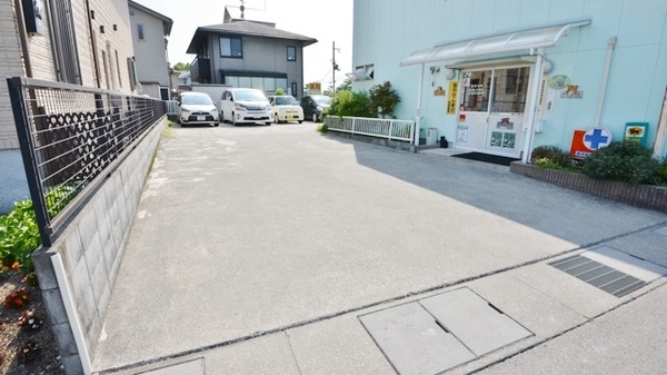 マイン薬局の駐車場