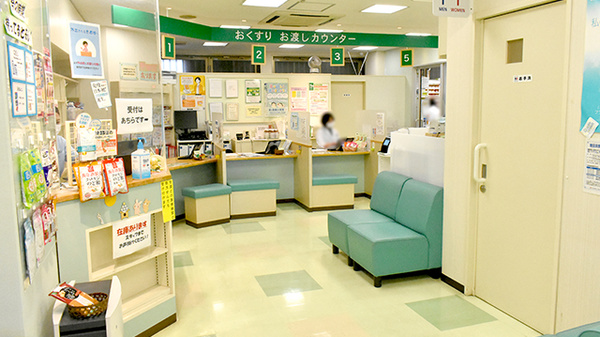 中日調剤薬局 八事日赤前店の受付/カウンター