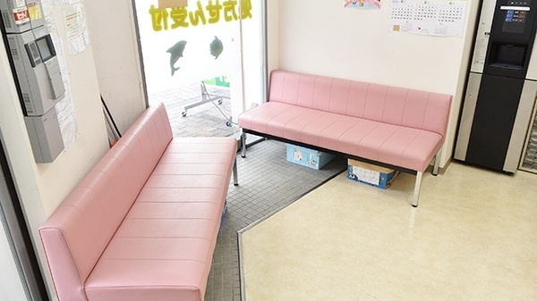 そうけん薬局　潮江店の待合スペース