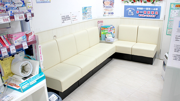 KoKuMiN　札幌オーロラ店の待合スペース