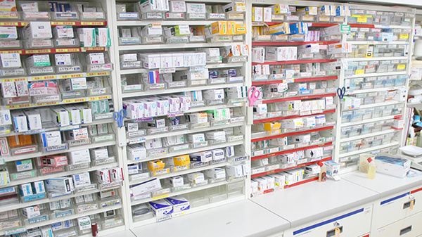 KoKuMiN　札幌オーロラ店の薬棚