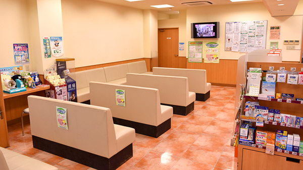 コクミン薬局相模原店の待合スペース