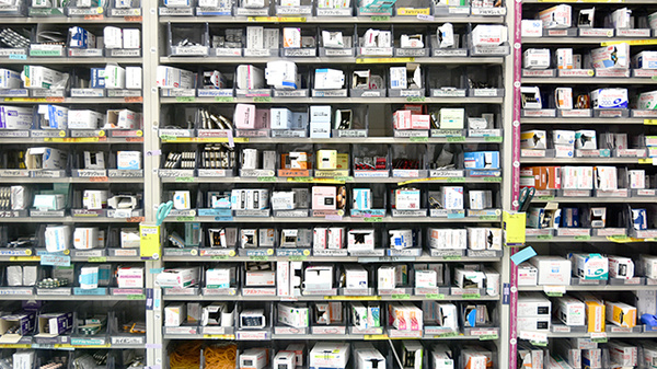 コクミンドラッグ銅座町店の薬棚