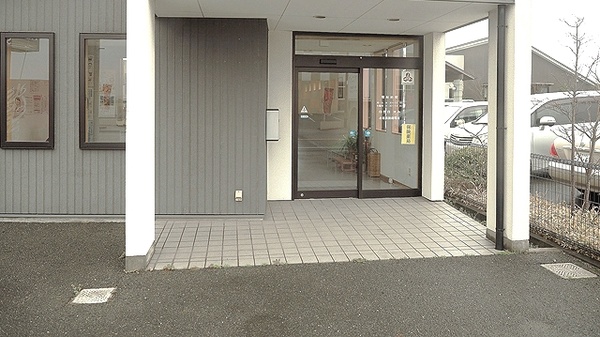志塚島調剤薬局の入口
