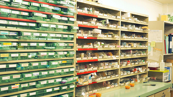 大手町調剤薬局の薬棚