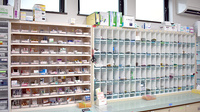 牛頸調剤薬局の薬棚