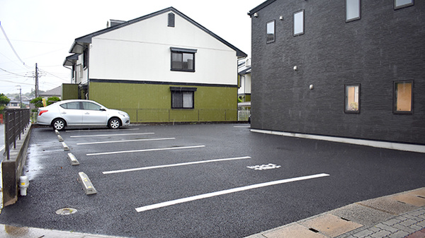 牛頸調剤薬局の駐車場