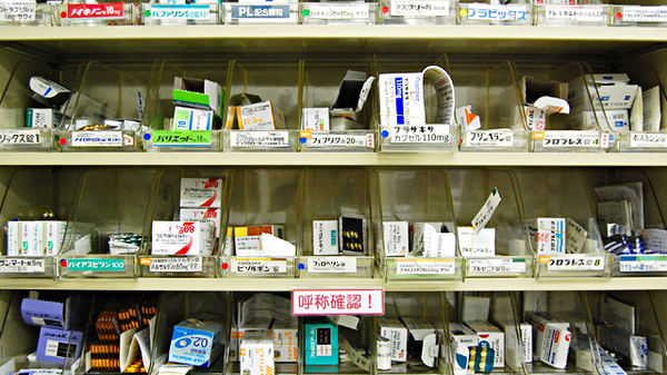 新生堂薬局　雑餉隈店の薬棚