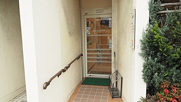 新生堂薬局　飯倉店の入口