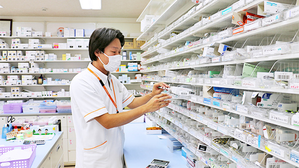 新生堂薬局　須恵店の作業風景