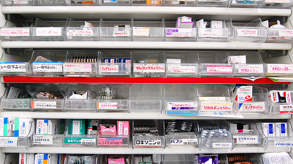 新生堂薬局　南店の薬棚