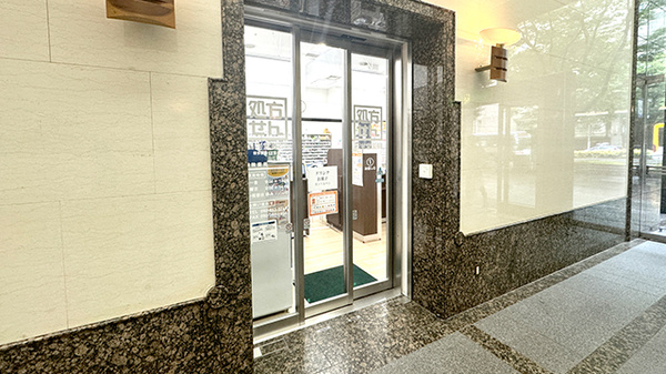新生堂薬局 博多駅前1丁目店の入口