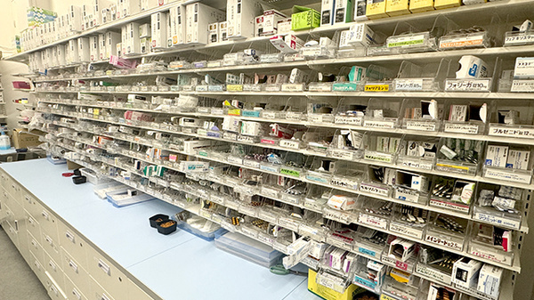 新生堂薬局 博多駅前1丁目店の薬棚