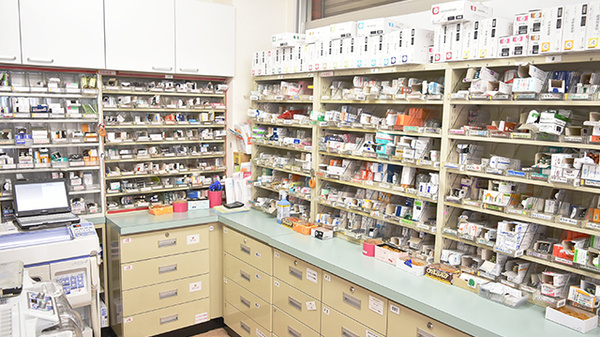 新生堂薬局　塩原店の薬棚