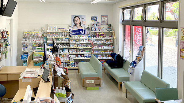 新生堂薬局　警弥郷店の待合スペース