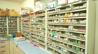 新生堂薬局　柳川店の薬棚
