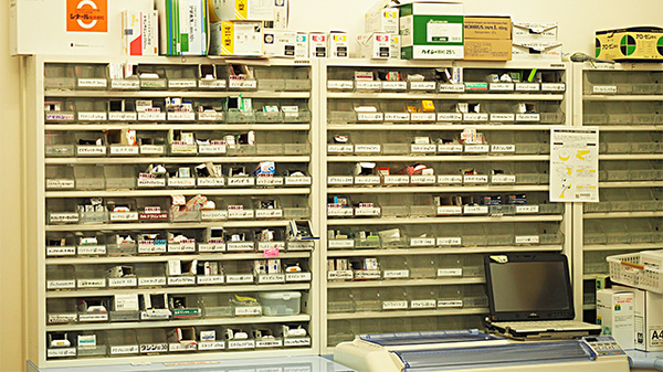 新生堂薬局　老司店の薬棚