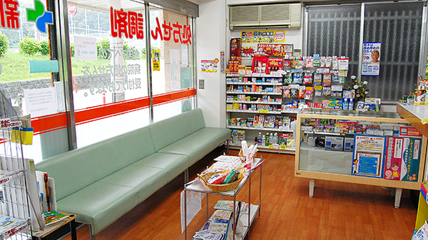 新生堂薬局　長住中央店の待合スペース