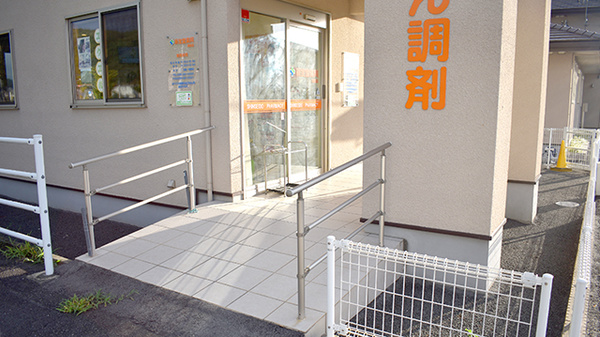 新生堂薬局　御船店の入口