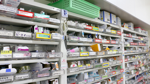 新生堂薬局　内野店の薬棚