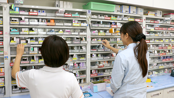 新生堂薬局　内野店の作業風景