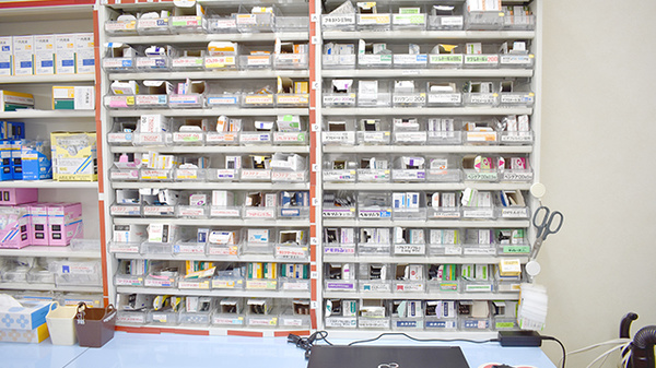 新生堂薬局　大手門店の薬棚