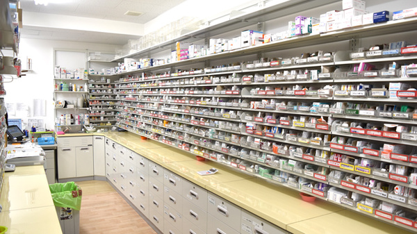 新生堂薬局　中尾店の薬棚
