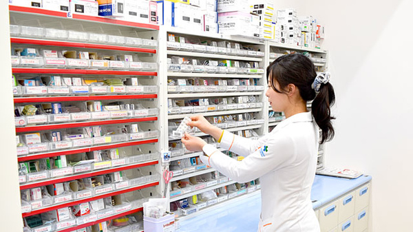 新生堂薬局　加布里店の作業風景