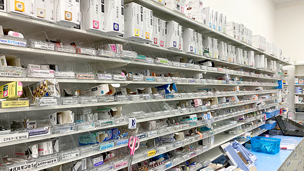 新生堂薬局　加布里店の薬棚