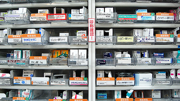 新生堂薬局　五条店の薬棚