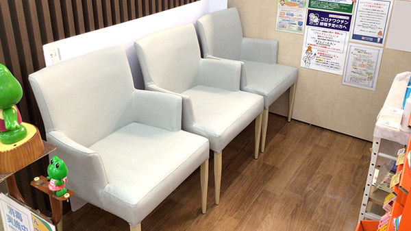 新生堂薬局　五条店の待合スペース